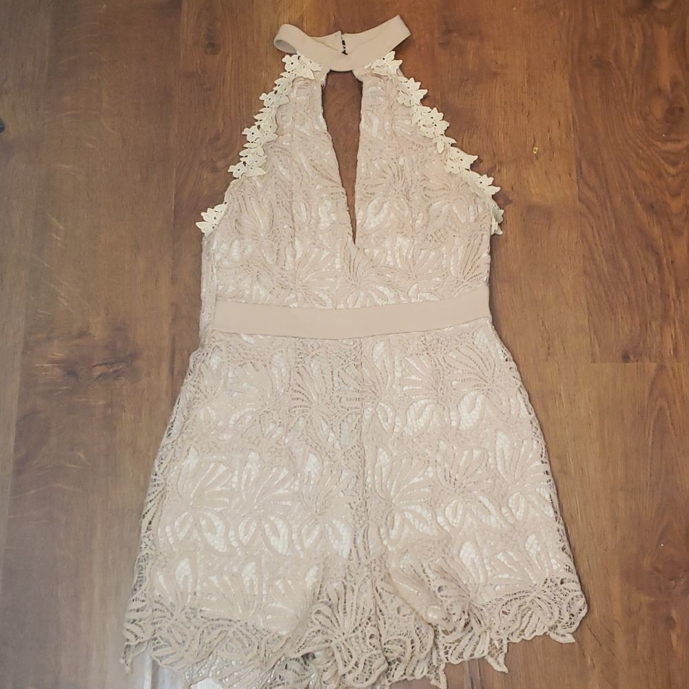 Lace Romper with Keyhole Low Back. - Picture 2 of 6